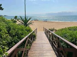 Casa pé na areia em praia paradisíaca com piscina frente mar