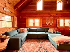Beautiful Cabin on 83 Acres near New River Gorge National Park，位于Hico的度假短租房