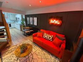 Hot Tub, King Bed, Central, Modern Beach House，位于克利索普斯的酒店