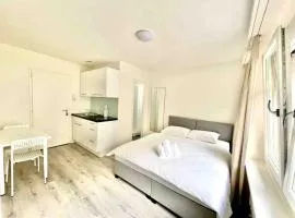 Urban Oasis with Queen Bed and View BE-14