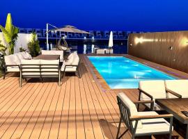 Luxury Villa 5 bedrooms with sea view and free boat，位于富查伊拉的带泳池的酒店