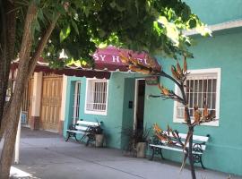 Hotel Embassy，位于米拉玛的酒店