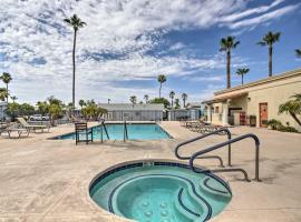 Yuma Home with Fire Pit and Outdoor Community Pool!，位于优马的酒店