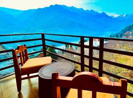 Kartik Cottage, Manali - A Blissful View From Entire Cottage，位于马拉里的酒店