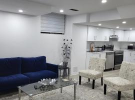 Bright 2 Bedroom Basement Apartment in Angus，位于Angus的酒店