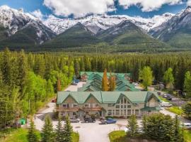 Banff National Park Wood lodge，位于坎莫尔的带停车场的酒店