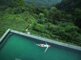 Villa Núi，位于荣福克的住宿加早餐旅馆