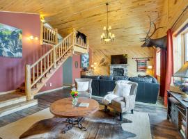 Spacious Gunnison Home Ski, Hike, Bike and Fish!，位于甘尼森的酒店