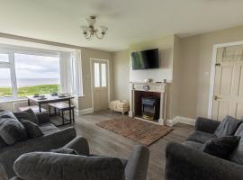 BEACHFRONT APARTMENT - Ground Floor Apartment with Sea Views, Next to the Beach, Bridlington, North Yorkshire，位于Bessingby的公寓