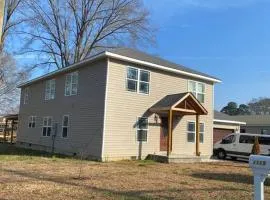 Large 5 Bedroom Home Near Downtown Dalton