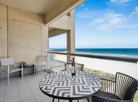 Belle Escapes - Beachfront Balcony Glenelg，位于格莱内尔格的酒店