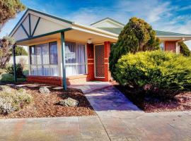 Mt Clear Ballarat Holiday Homes - Only minutes to Sovereign Hill and Ballarat CBD - Sleeps 1 to 4，位于巴拉腊特的别墅