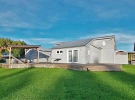 Stuga Fyra S&auml;songer - Fishing - Skiing - Hottub，位于菲利普斯塔德的带热水浴缸的酒店