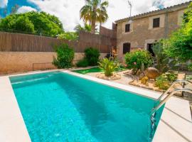 Typical old Majorcan house with a private pool，位于Biniali的酒店