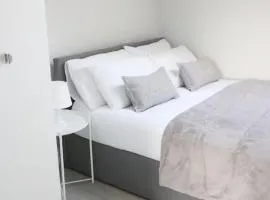 TTSA - Essential 1 Bedroom Apartment 1 Croydon