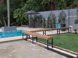 Chácara aconchegante com piscina，位于科蒂亚的酒店