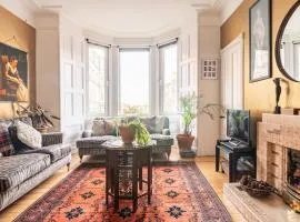 Holyrood Park: Lush & Arty 2 Double Bed Flat