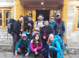 Tribeni Lodge Restaurant And Bar，位于Phakding的酒店