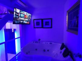 Luxury 2BR with private Jacuzzi 200 Mbps internet，位于安吉利斯的酒店