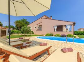 Villa Agri with large Garden and Pool near Pula，位于罗波里卡的酒店