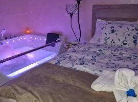 All In Jacuzzi Apartment