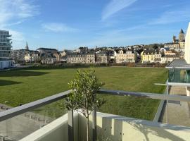 Presqu'île, appartement neuf avec balcon, salle de gym et parking，位于凯恩的带停车场的酒店