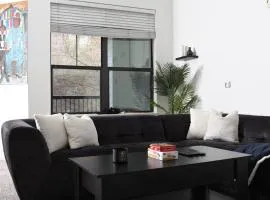 Midtown Contemporary Luxury 1BD-Pool-Gym-Patio-Office