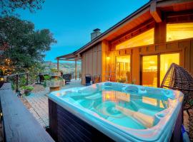 City Getaway, Hot Tub, Fire Pit, Game Room, BBQ, Hiking Trails, Vineyard Views, B-Ball，位于福尔布鲁克的酒店