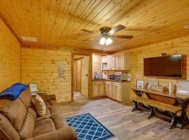 Cozy Quitman Fishing Cabin Near Lake Fork!，位于Quitman的酒店