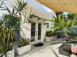 Resort Getaway in Private Garden Terrace Villa w Luxury Amenities，位于洛杉矶的别墅