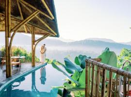 Dreamy Cliffside Bamboo Villa with Pool and View，位于Klungkung的酒店