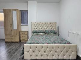 Double Bedroom with private bathroom and shared kitchen，位于奥尔德伯里的民宿