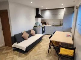 Modern 3 bedroom home in Guildford. Sleeps 8
