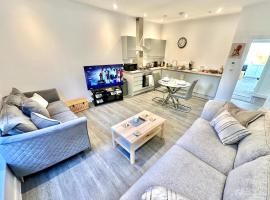 Contemporary Charm by Poole Quay - Two Bedroom Apartment with Garden，位于浦耳的酒店