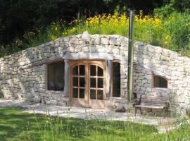 Maison Terre Les Cabanes de Fallot - sauna bain-froid piscine naturelle，位于LʼIsle-Bouzon的酒店