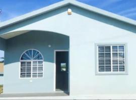 Remarkable 2-Bed House in Discovery Bay，位于迪斯卡弗里贝的酒店