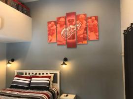 Hockey Themed Room with Wooded Trails，位于Benzonia的酒店