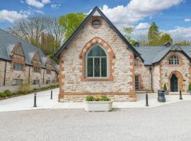 Chequers Lodge- Dalton-in- Furness- Self check in- for professionals and tourists，位于多尔顿因弗内斯的酒店