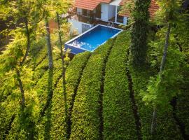 Tealawn Pool Villa, Munnar，位于蒙纳的住宿加早餐旅馆