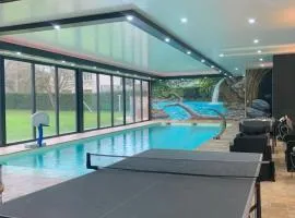 Logement 4 personnes avec piscine intérieure 31 degrés zoo de la FLECHE 24 h du Mans