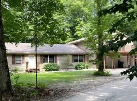 4 Bedroom/2 Bath Home 20 Acres of Woods - Hot Tub
