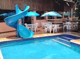 Pousada Recanto Passarela，位于阿帕雷西达的带泳池的酒店