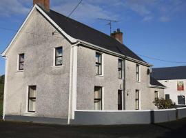 Farmhouse near Newtownstewart 3 bedrooms，位于奥马的度假屋