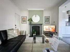 Stylish & Spacious City Centre 3-Bed Townhouse with Private Walled Courtyard
