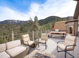 Pine Mountain Club Cabin with Private Deck and Views!，位于Pine Mountain Club的酒店
