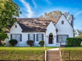 New Comfy Bungalow on Washington-Dedicated Office，位于韦科的酒店