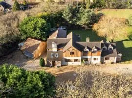 Cheerful 7-bedroom house with hot tub sleeps 25