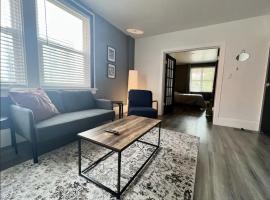 One Bedroom Apartment Steps to Waterfront/Downtown Barrie，位于巴里的酒店