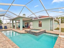 SaltyLux16 Heated Saltwater Pool, Near Beach, Honeymoon Island, Farmer market，位于克利尔沃特的酒店