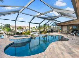 Luxurious Beachside Oasis with Infinity Pool on Marco Island